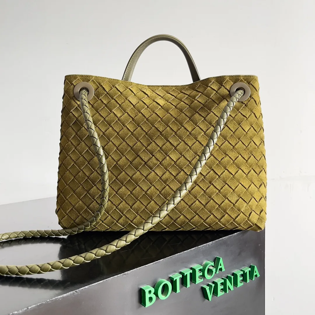 The 2023 new Andiamo batch of 2360 BV has been shipped‼ ️Really popular🔥The new Andiamo woven handbag launched by Bottega Veneta this season is really popular all over the world! ! Celebrities at home and abroad have worn it, and Oscar-winning actress Michelle Yeoh has taken it out on the street. Song Jia, Trai Yara, Yu Feihong, Sanji Ayaka, Rosie Hunting-Whiteley, Yoshioka Riho, etc. have all picked up this bag. It is classic and versatile, showing off its temperament, and the bag capacity is also large, which is very convenient for daily commuting! ! A variety of carrying methods, the shoulder straps can be adjusted by yourself, the original lambskin feels soft and delicate, and the unisex style breaks gender boundaries and brings a more practical and long-lasting use experience. Andiamo has both elegant and casual styles, which perfectly interprets "fashionable old money style". Style number: 743572 Size: 32*24*12